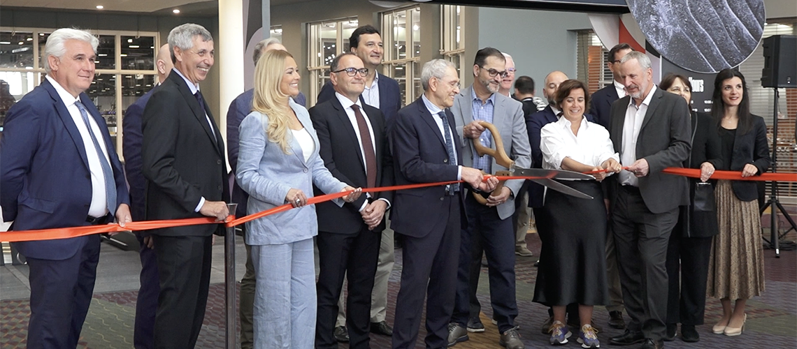 Il taglio del nastro. La conferenza stampa internazionale.